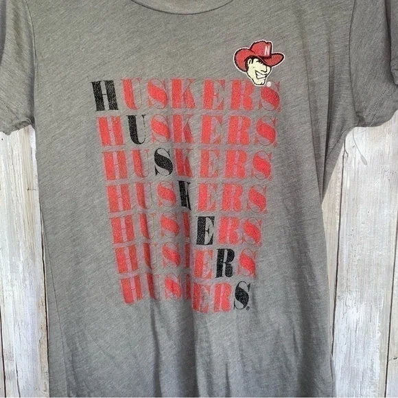 NCAA Nebraska Cornhuskers Grey Tee Women’s Small - Picture 2 of 4